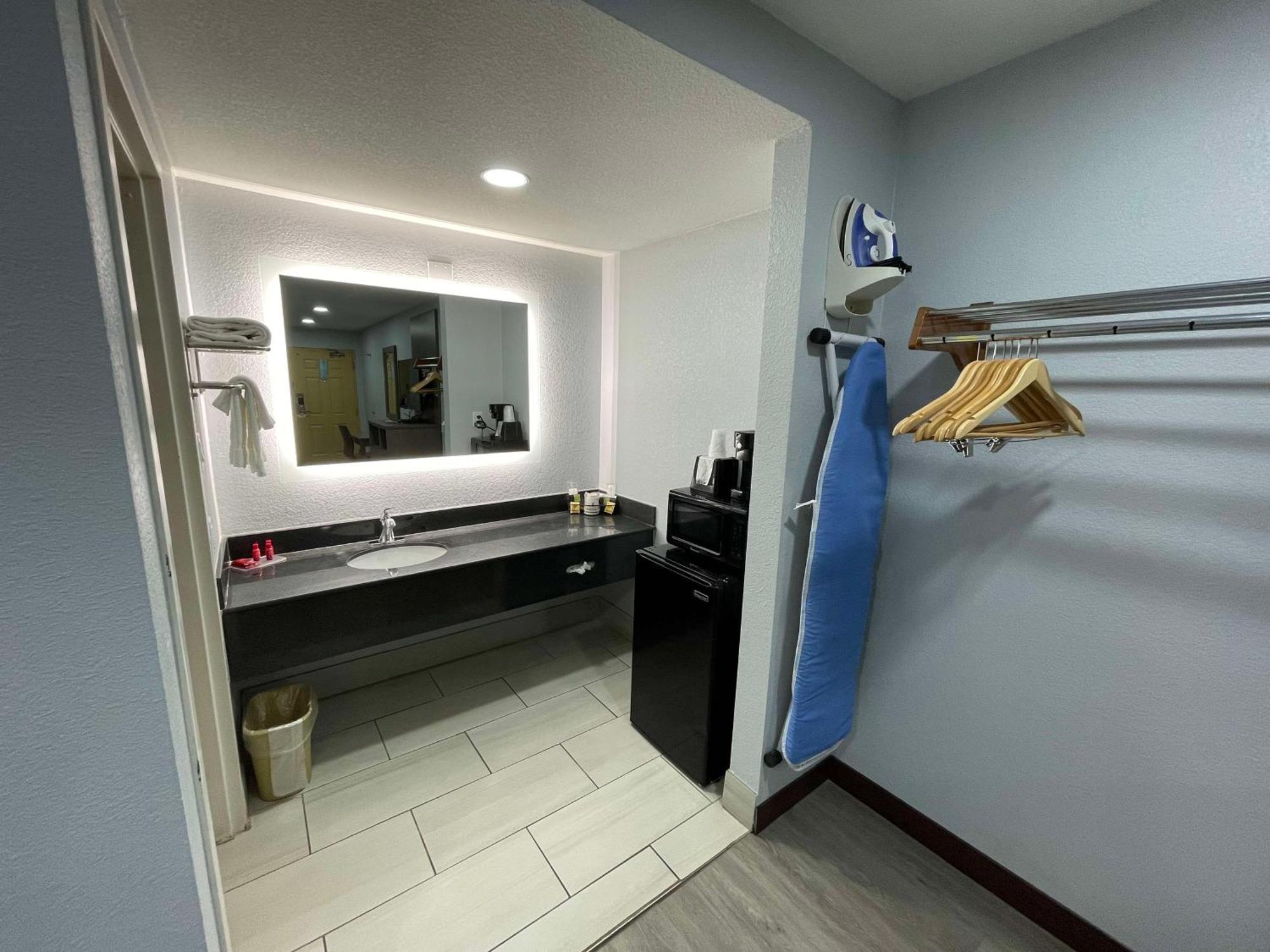 Surestay Hotel By Best Western Childress Bagian luar foto